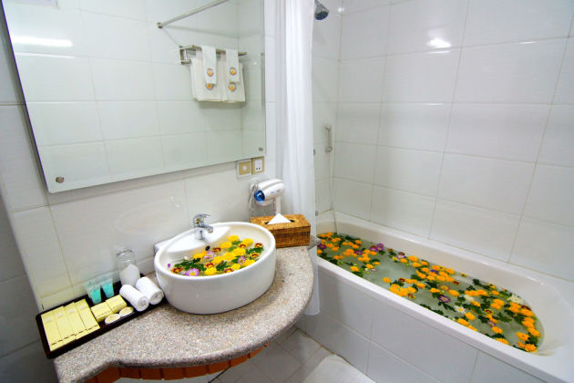 f2c5b-Hotel-Yadanarbon-Bath-Room.jpg