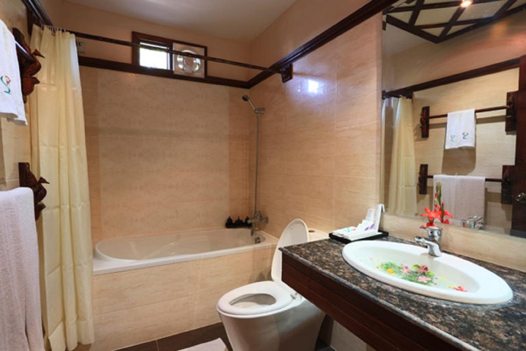 f3bc6-shwe-yee-pwint-hotel-bathtub.jpg