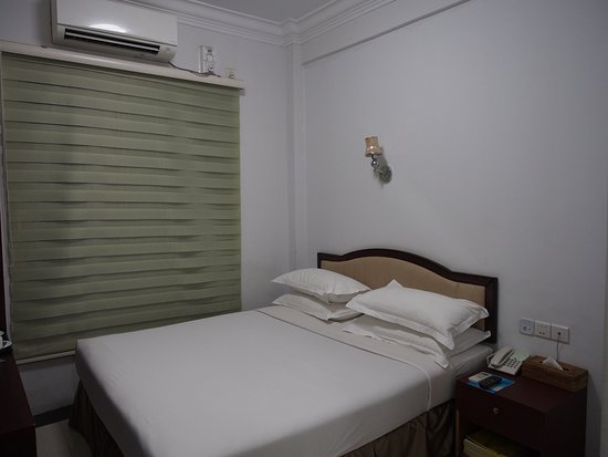 a1850-Yangon-airport-hotel-room-1.jpg